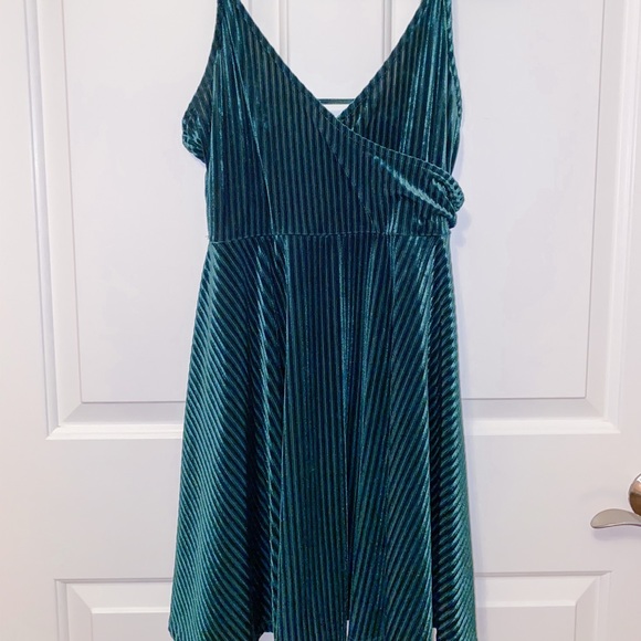 Forever 21 Dresses & Skirts - Emerald green dress!